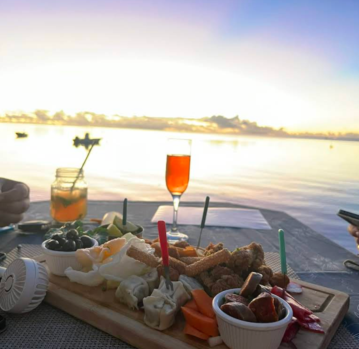 Planche apéro et cocktails face au coucher de soleil à KOKO Bay