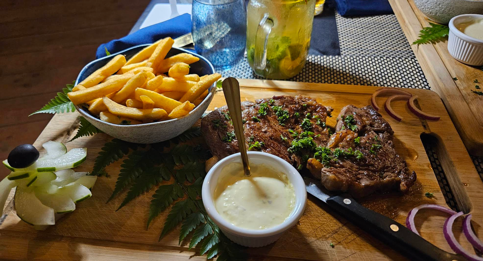 Entrecôte, frites et sauce, servies à KOKO Bay