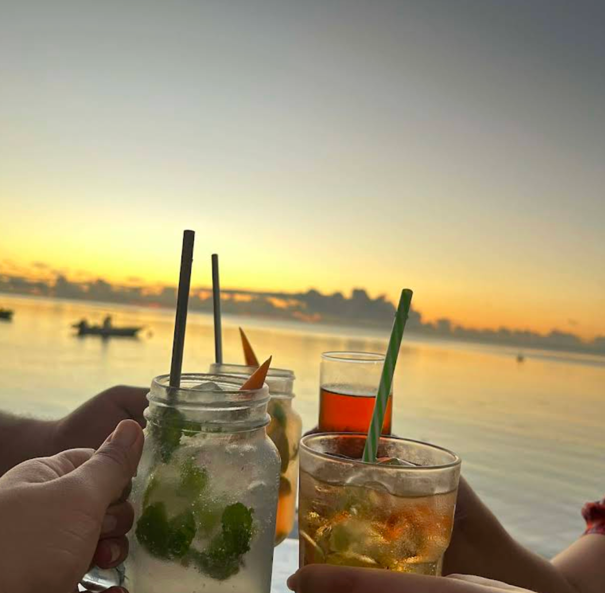 Trinquer au coucher de soleil sur le lagon